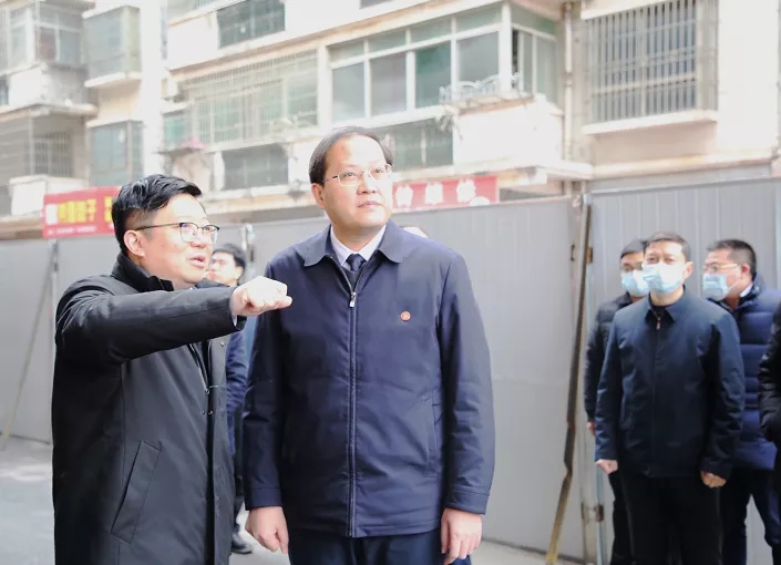 南昌縣委書記、小藍經(jīng)開區(qū)管委會主任陳翔走訪慰問南外環(huán)高速項目